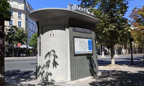 La Mairie de Paris veut augmenter le nombre de toilettes et remplacer les sanisettes aujourd’hui gérées par JCDecaux, selon un appel à la concurrence consulté par toilettespubliques.com.