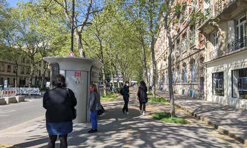 66 % des Français considèrent l'accès aux toilettes publiques « difficile », selon un sondage mené par l'Ifop. Les femmes et les urbains sont particulièrement concernées.