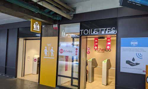La SNCF a annoncé, ce lundi, que les toilettes publiques seront gratuites à ceux qui ont un billet à partir de 2022.
