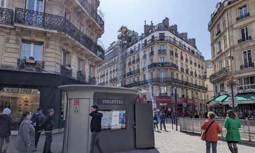 Déjà gestionnaire des plus de 400 sanisettes de la capitale, JCDecaux a gagné l'appel à la concurrence de la mairie de Paris pour les remplacer par un nouveau modèle d'ici 2025.