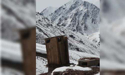 Graham Askey a parcouru 120 000 kilomètres à travers le monde, dans 91 pays, afin de recenser les pires toilettes publiques du monde. Il pense avoir trouvé les pires de toutes au Tadjikistan.
