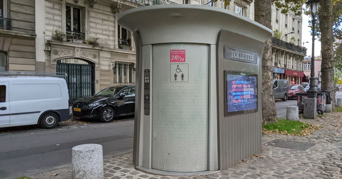Comment JCDecaux est devenu leader des toilettes publiques dans le monde