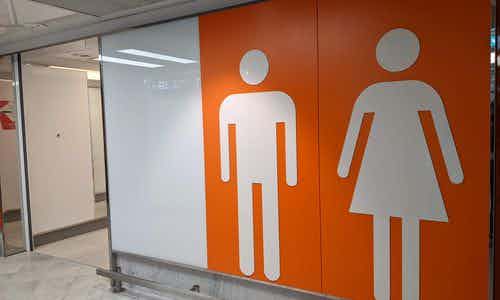 La conception des toilettes non mixtes et le temps passé dans les sanitaires par les hommes et les femmes créent des disparités lorsqu'on veut accéder à des toilettes publiques. Des solutions existent.