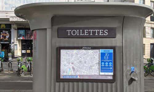 La France insoumise propose une loi imposant des toilettes publiques gratuites dans les communes de plus de 2 500 habitants. La proposition vise également à rendre l'accès gratuit aux toilettes dans tous les établissements publics.