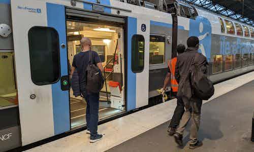Pour augmenter la capacité de ses trains, la SNCF et Île-de-France Mobilités suppriment les toilettes de leurs nouveaux trains du réseau Transilien et RER, malgré la durée de certains trajets et des pannes qui durent parfois des heures.